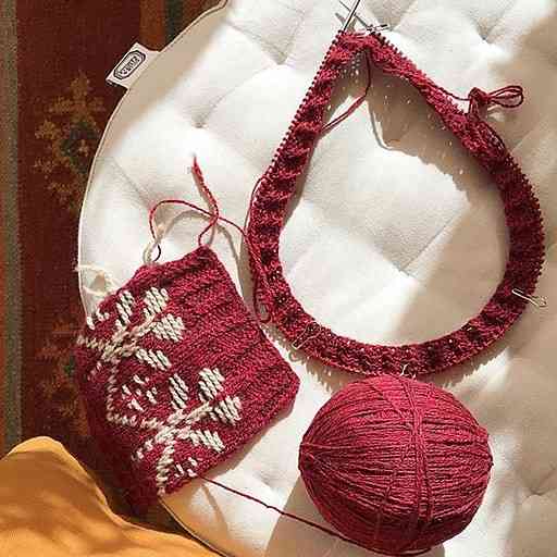 Example of started knitting pattern and yarn ball