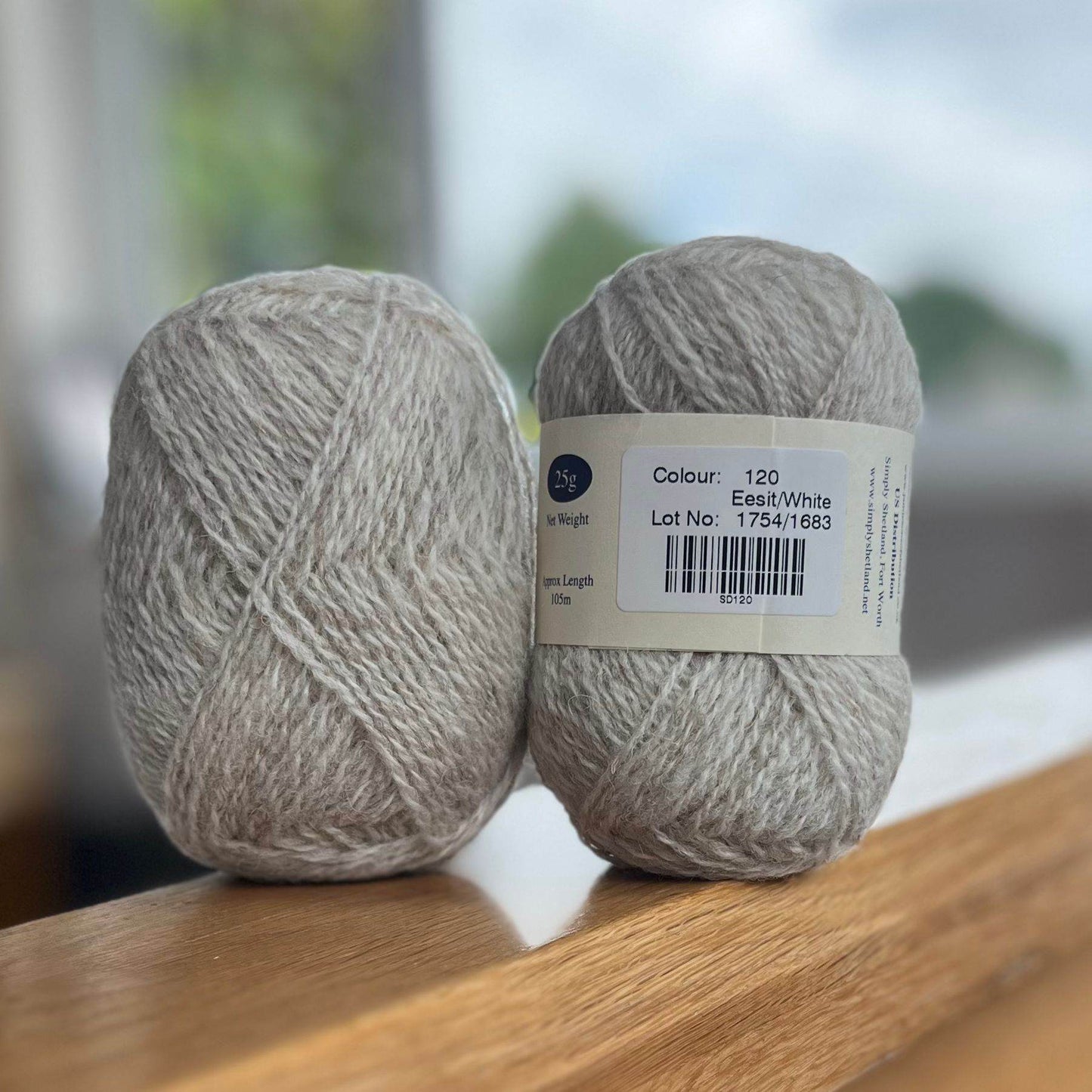 25g balls of Spindrift eesit and white